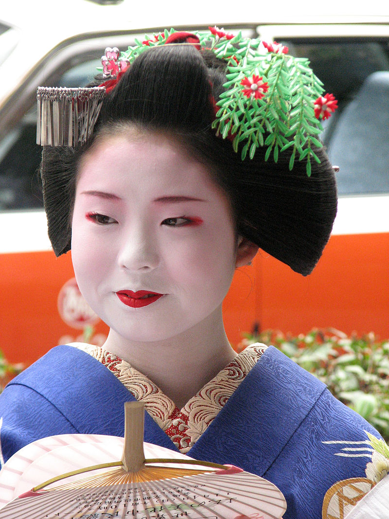 800px-Fukuyu_with_willow_kanzashi.jpg